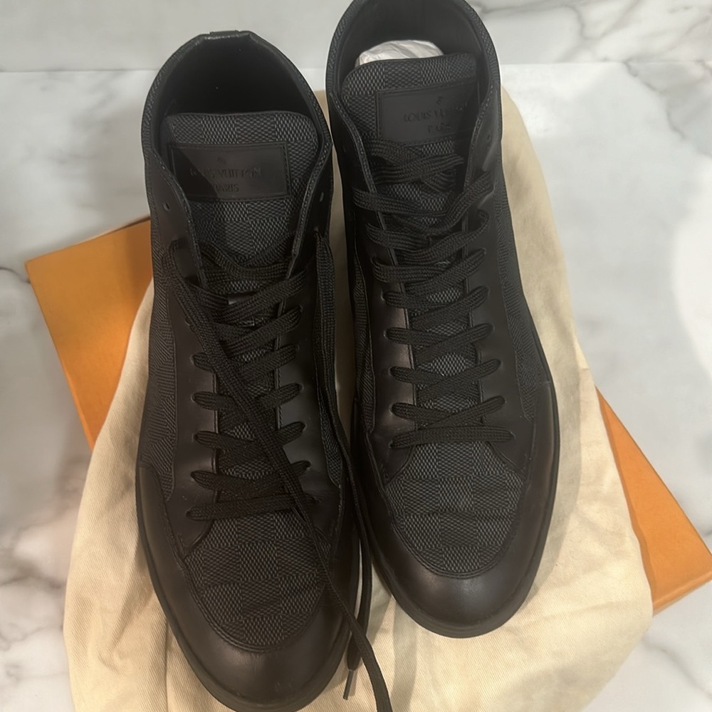 Louis Vuitton Men’s Sneaker - Picture 3 of 5